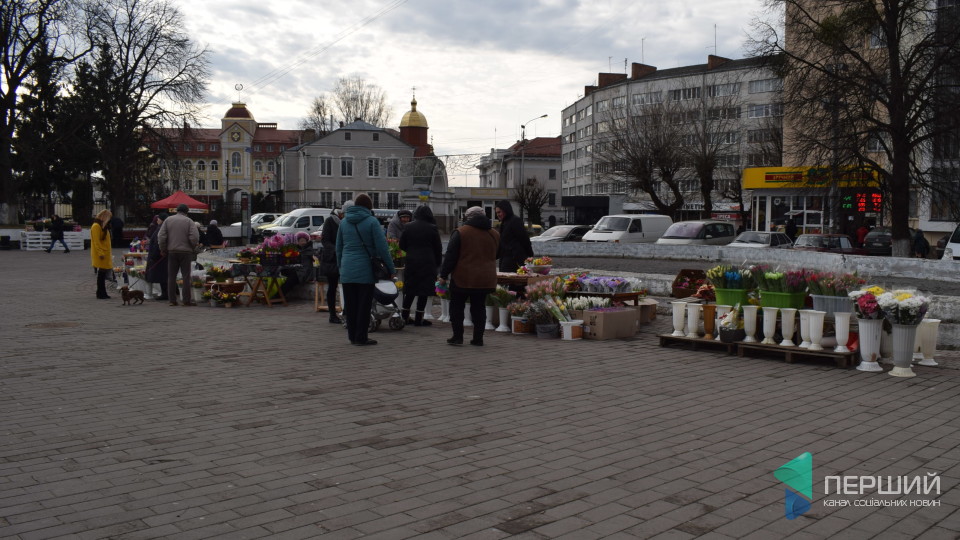 У центрі Луцька почали продавати квіти. ФОТО