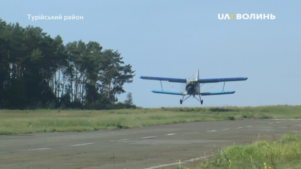 На Волині диких тварин вакцинують із літаків. Показали, як це відбувається