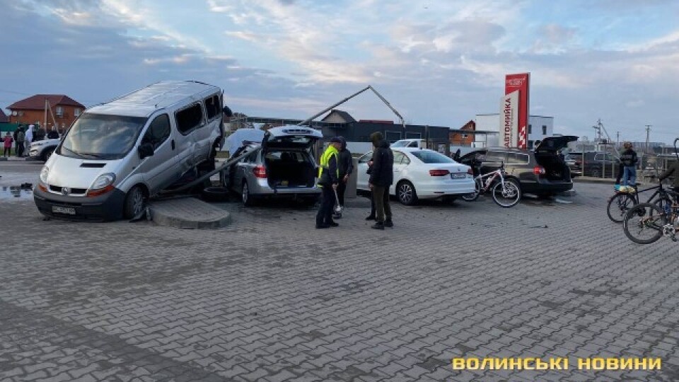 Поблизу Луцька бус залетів на автомийку та розчавив три авто