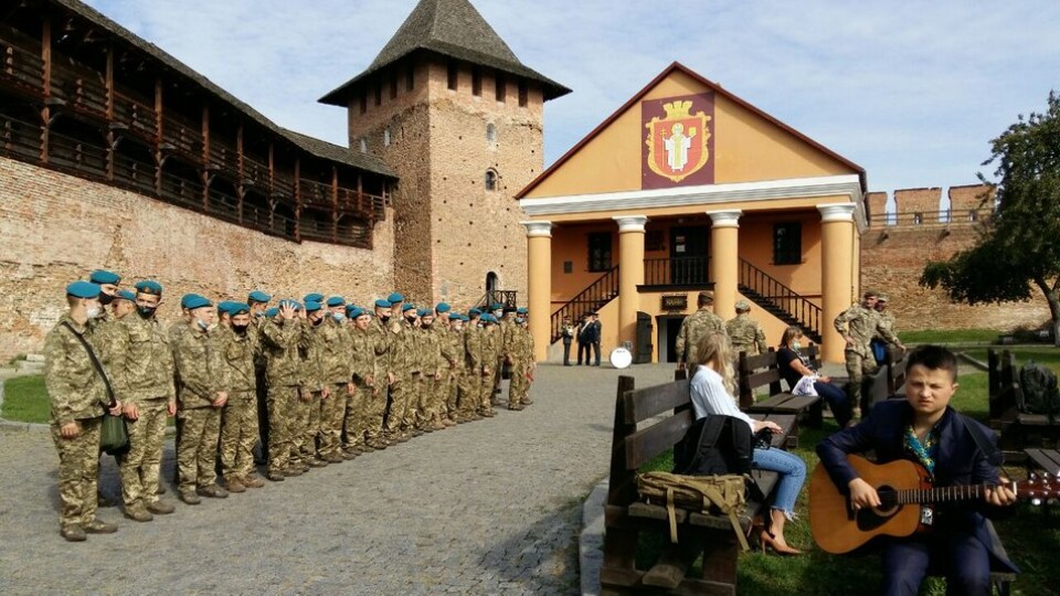 Як у Луцькому замку вручали орден «Народний герой України»