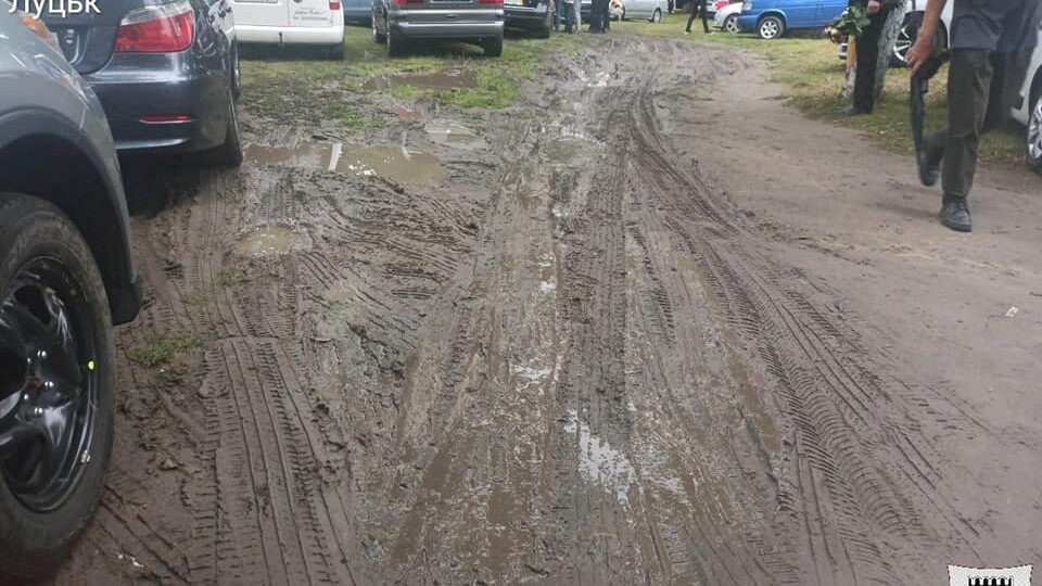 На Теремнівських ставках водії перетворили зелену зону на суцільне болото