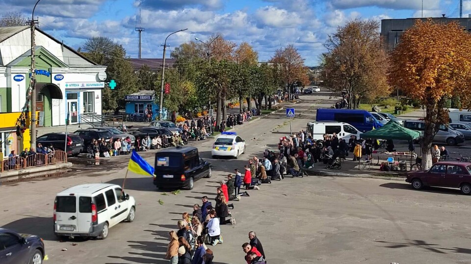 Громада на Волині на колінах провела в останню путь полеглого захисника Петра Дем'яника