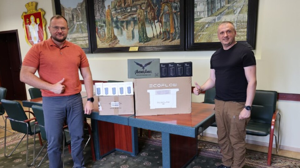 Луцька міська рада передала військовим акумулятори до дронів та підсилювач сигналу