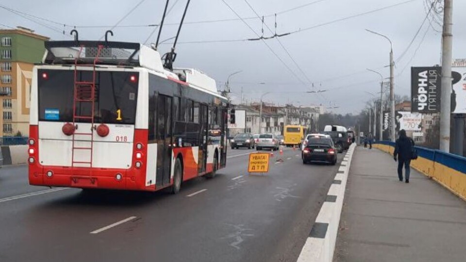 У Луцьку на мосту – аварія: на дорозі – затор. ФОТО