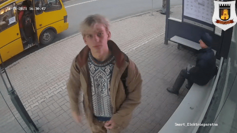 У Луцьку шукають вандала, який розписав лавку на «розумній» зупинці. Відео