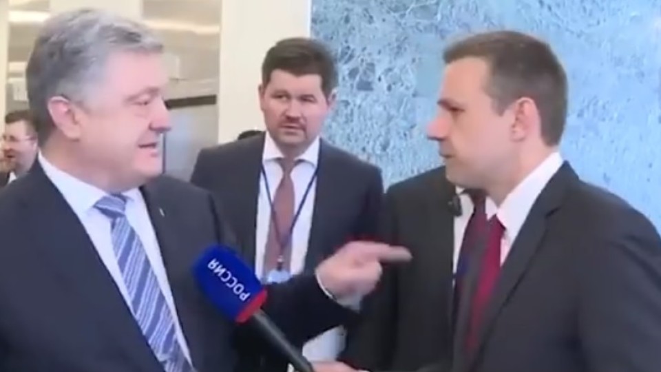 «Ви і ваш лідер – убивці»: Порошенко поставив на місце російського журналіста. ВІДЕО