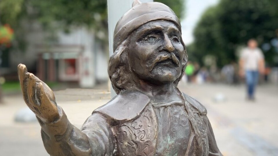 У центрі Луцька встановили викрадену скульптуру кликуна