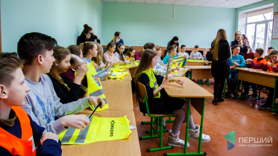 «Світлодіти» у Луцьку: школярі отримали подарунки, які рятують життя. ФОТО