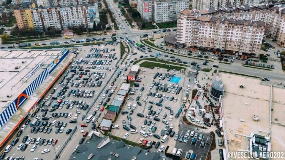 Довжелезні черги і затори. Як в Івано-Франківську відкривали «МакДональдз»
