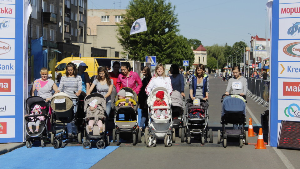 У Ковелі мами влаштували перегони з дитячими візочками. ФОТО