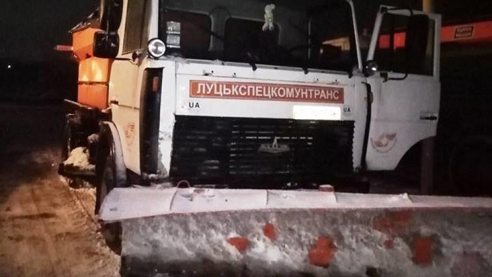 Дороги у Луцьку обіцяють чистити від снігу усю ніч