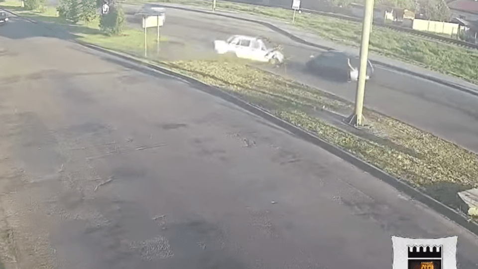 У Луцьку ВАЗ на шаленій швидкості вилетів на зустрічну смугу. Є постраждалі. Відео