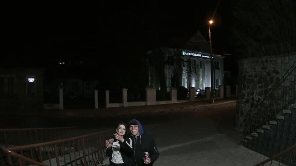 У Луцьку п'яна пара зірвала прапор з департаменту мунварти. Відео
