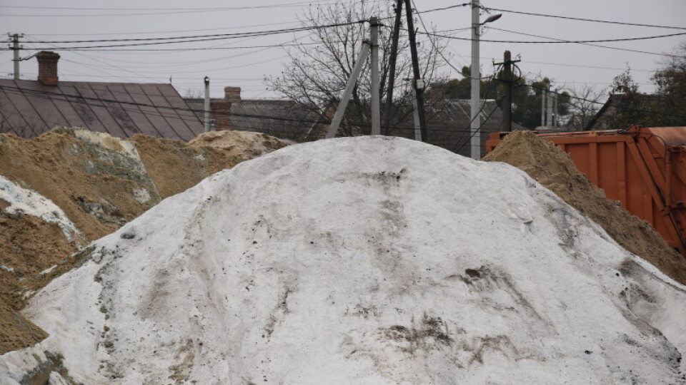 Завезли шість вагонів солі. Як у Луцьку боротимуться з ожеледицями і снігопадами