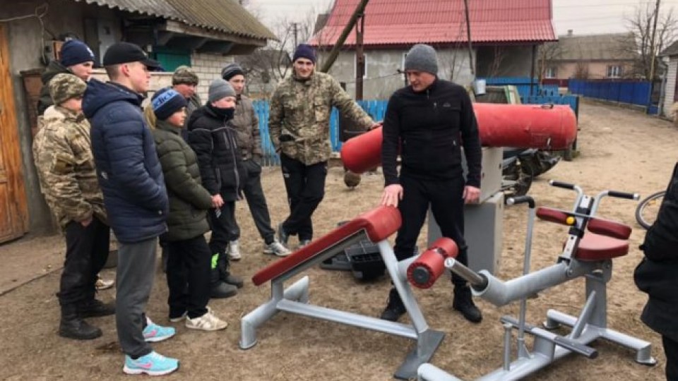 Підліткам із Волині, які тренуються у хаті-розвалюсі, привезли нові тренажери. ВІДЕО
