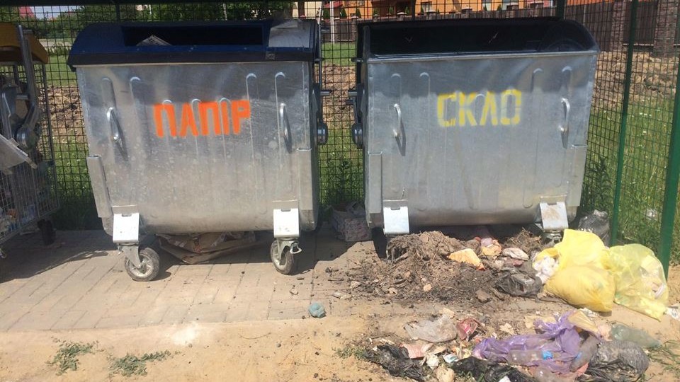 «Коли «смітник» у душі». У селі біля Луцька чоловік не за призначенням використав контейнер для скла