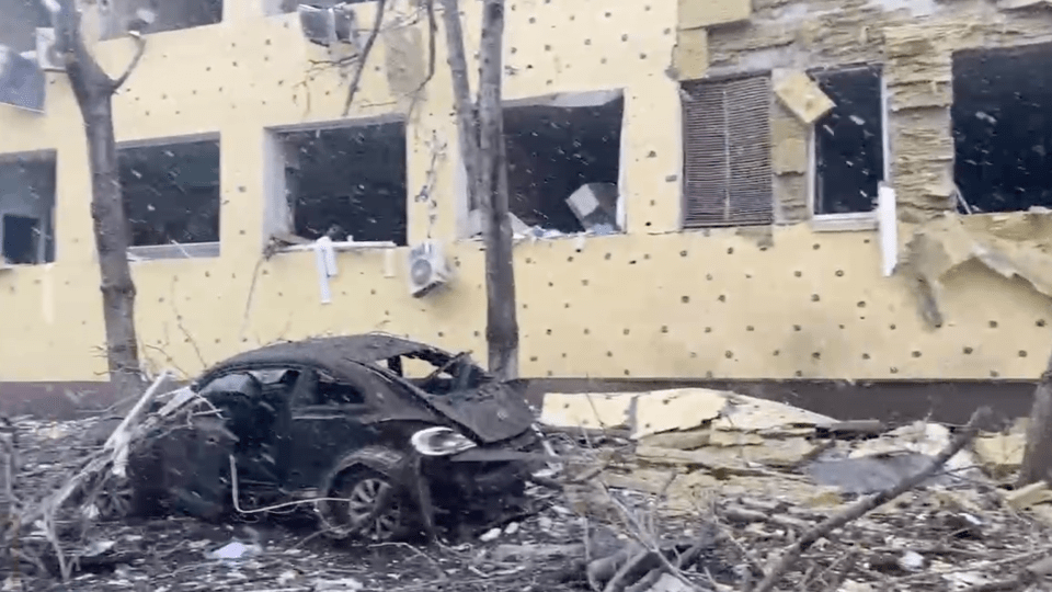 Окупанти нанесли авіаудар по дитячій лікарні в Маріуполі. Ймовірно, постраждав ще й пологовий