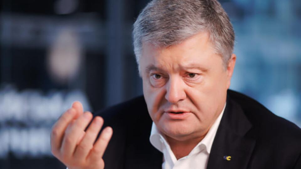 Порошенку підписали підозру в держзраді та сприянні тероризму