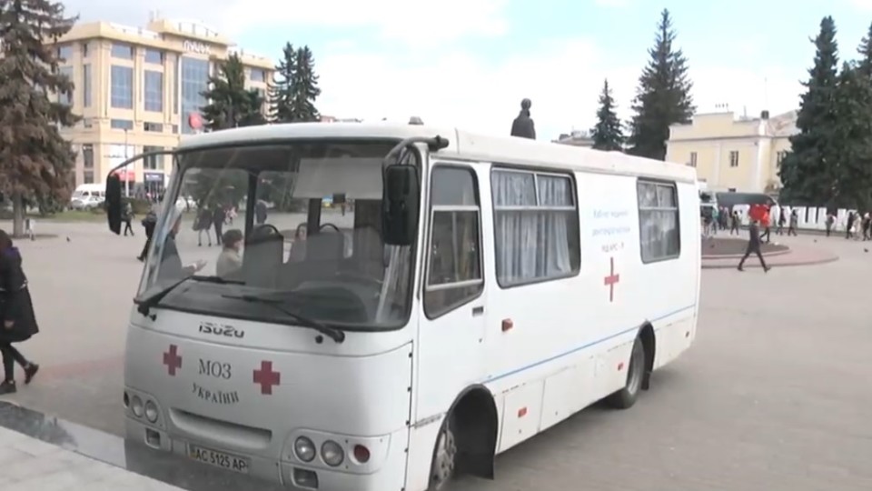 У центрі Луцька людей обстежували на туберкульоз. ВІДЕО