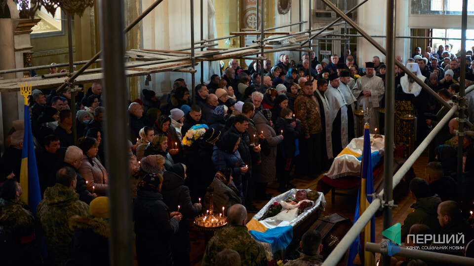 «Цей Івась вийшов з Іловайська...». Репортаж із похорону вбитих під час ракетних ударів у Луцьку