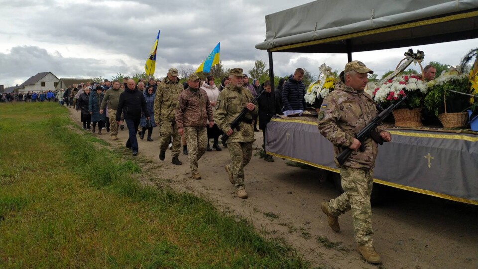 На Волині сотні людей прийшли прощатися з Героєм. ФОТО