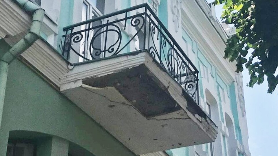 В центрі Луцька руйнується балкон, а будинок – пам'ятка архітектури