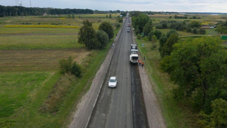 Поблизу Луцька обмежили рух транспорту: ремонтують дорогу