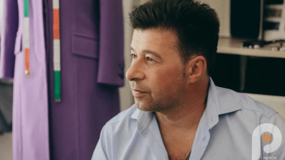 Створював костюми арабським принцам. Як відомий луцький кутюр'є почав шити рукавиці для військових