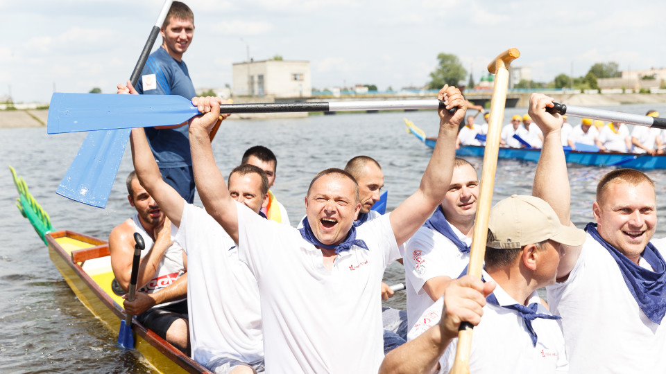 У Ковелі працівники холдингу «Хлібні Інвестиції» змагалися за першість на «драконах». ФОТО