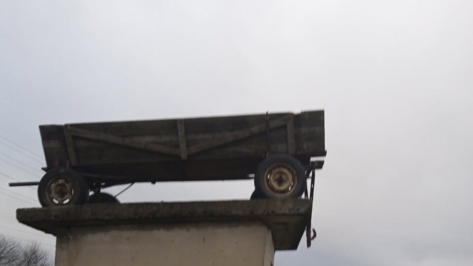 Бешкетували на Щедрий вечір. На Волині на дах зупинки затягнули воза