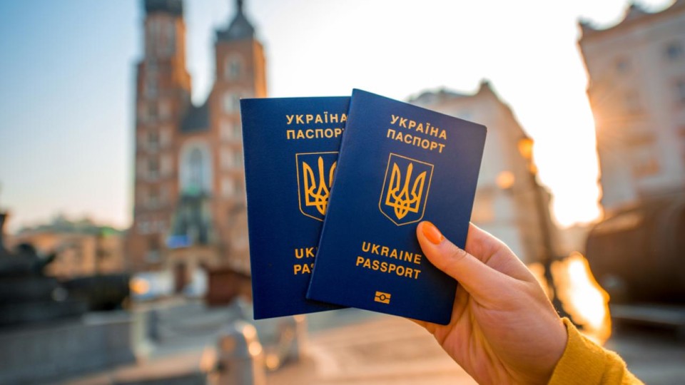 Ще одна країна скасувала візи для українців