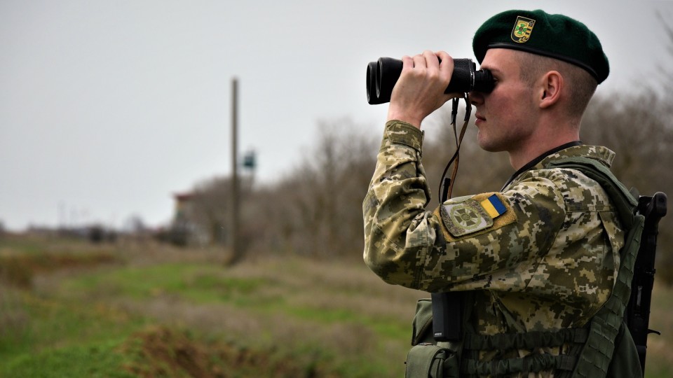 На «Ягодині» піймали  винахідливого  контрабандиста, який ховав цигарки серед брикету. ФОТО. ВІДЕО
