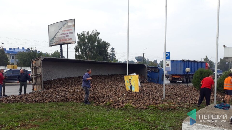 У Луцьку на Дубнівській перекинулася вантажівка з буряком. Рух ускладнений