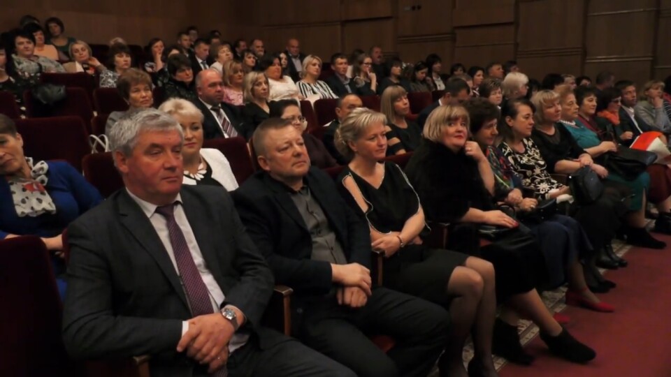 Грамоти, подяки, концерт. Як вітали із професійним святом волинських учителів