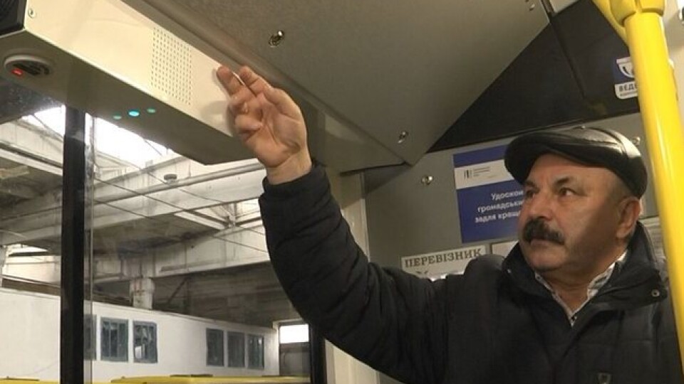У Луцьку виїхав на маршрут тролейбус, салон у якому кварцують