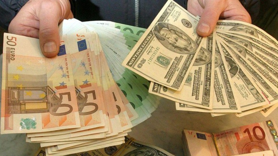 Курс валют на 3 травня:  долар трохи здав у ціні, натомість євро суттєво обвалився