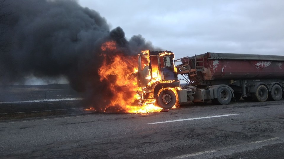 На Волині посеред дороги горіла вантажівка. ФОТО