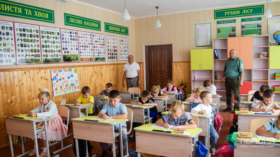 Збирають яблука, садять оцтові дерева. Як господарюють у шкільному лісництві на Волині