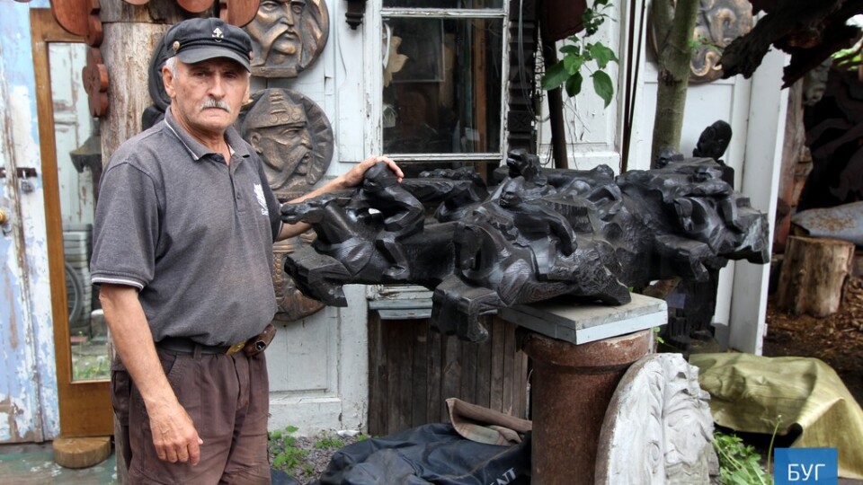 Волинянин обставив хату сотнями дерев'яних скульптур