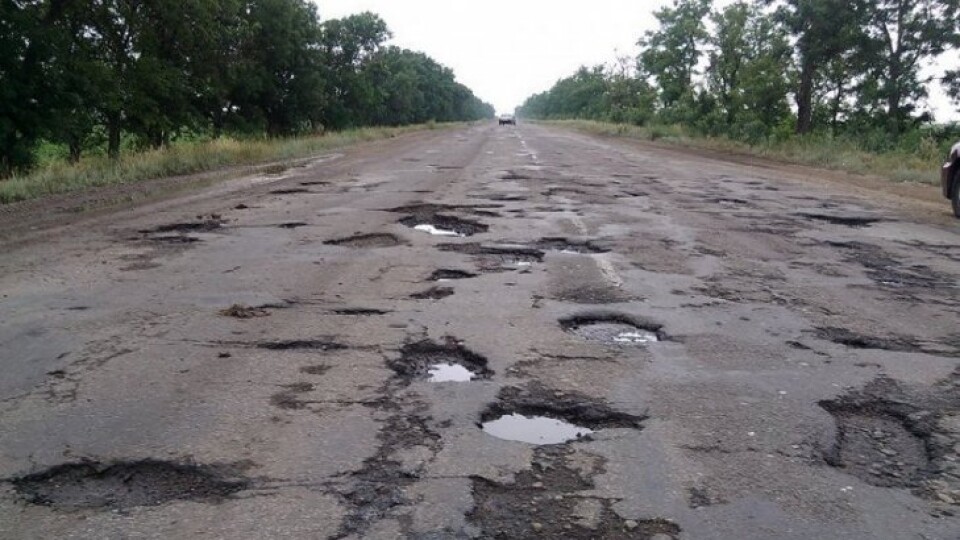 Є 43 голоси з 25 тисяч: в петиції до президента просять відремонтувати дорогу на Волині
