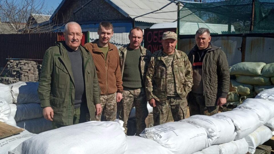 Волинські волонтери завезли воїнам на передову продукти до Великодня