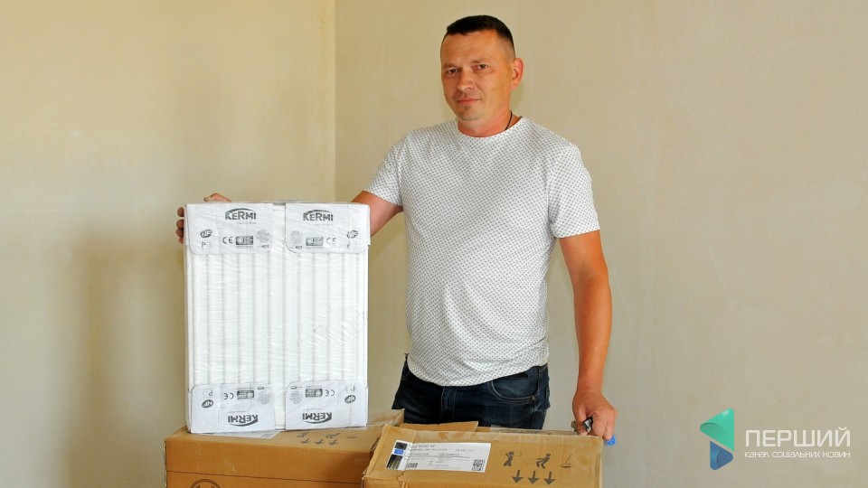 Показали, як фахівці встановлюють радіатори Kermi на ЖК «Супернова»