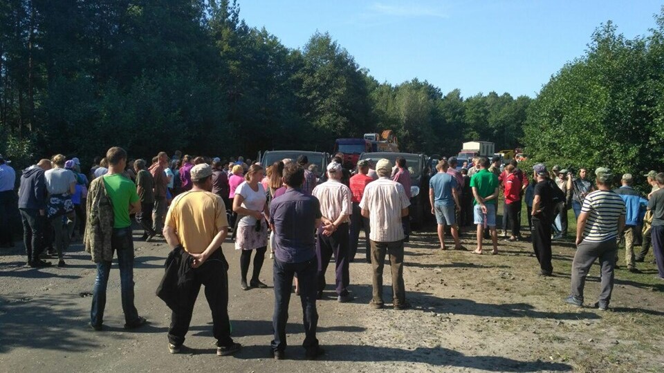 У Маневицькому районі – протест: місцеві заблокували техніку «Волиньприродресурсу»