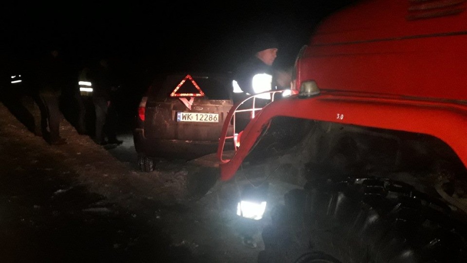 На Волині машина злетіла з дороги, водія затисло в авто. ФОТО