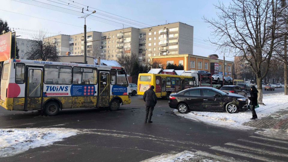 У Луцьку легковик в'їхав у маршрутку. ФОТО