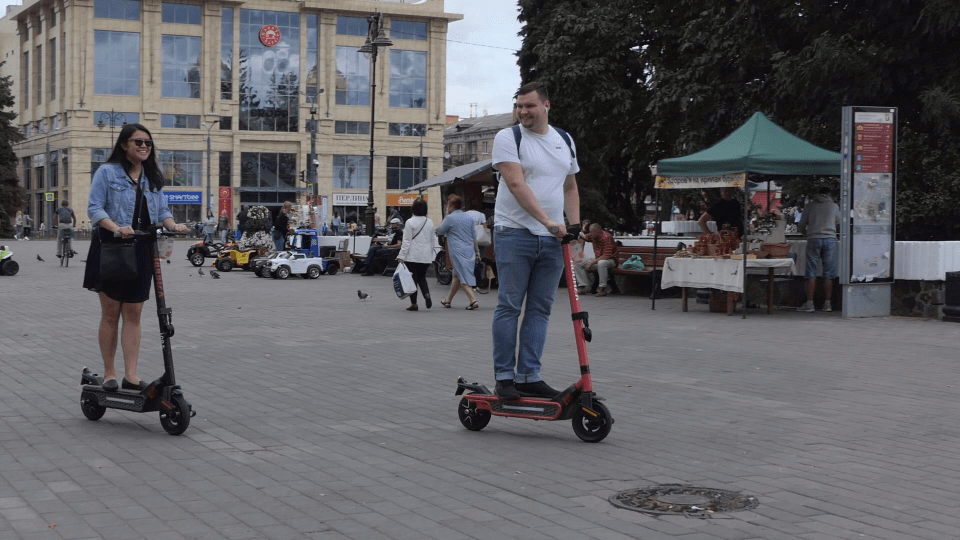 У Луцьку пропонують встановити правила їзди на самокатах