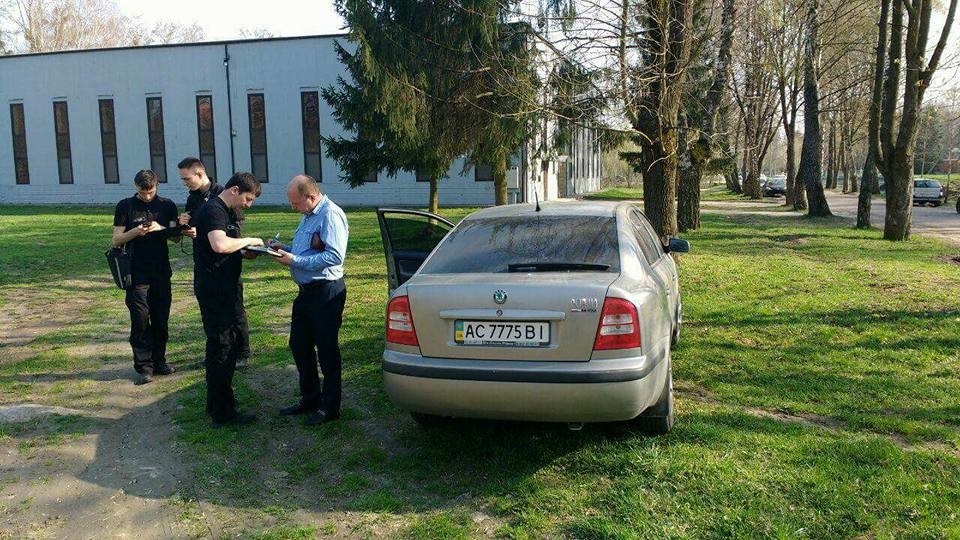 Луцькі муніципали штрафують за паркування біля зоопарку. ФОТО