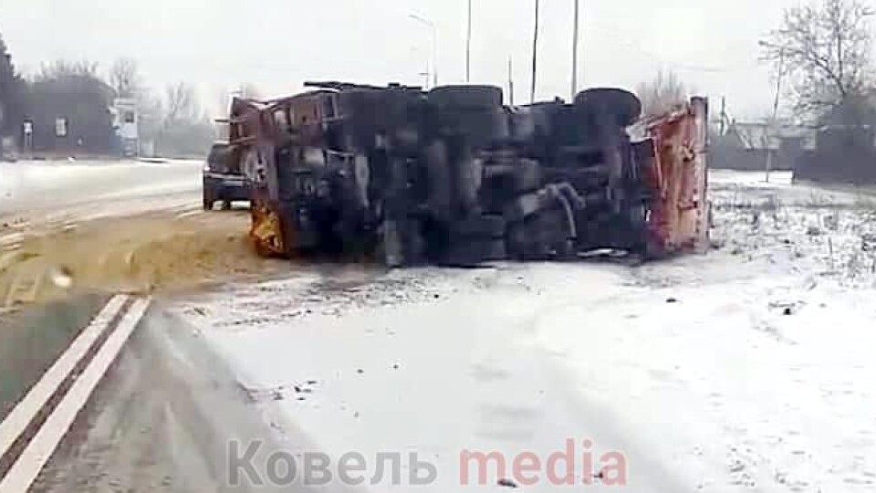 На Волині перекинулась спецтехніка дорожників