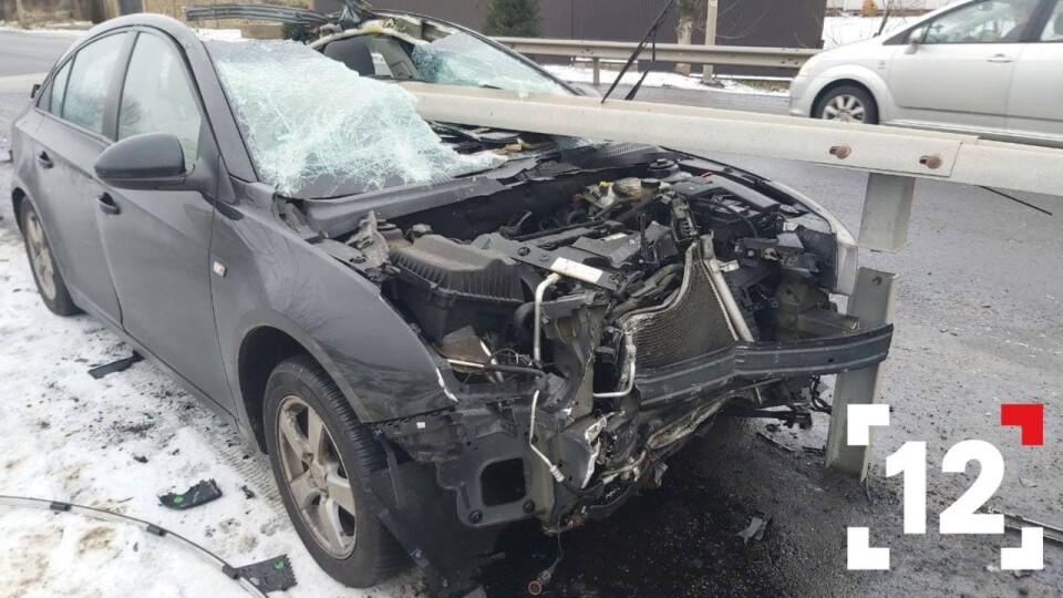 Машину пробило наскрізь: біля Луцька авто влетіло у відбійник