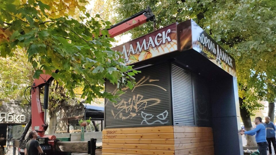Зносять скандальний кіоск із шаурмою в центрі Луцька